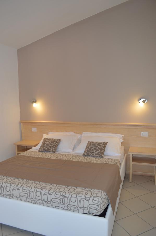 Guest Rooms Affittacamere Сан Теодоро Екстериор снимка