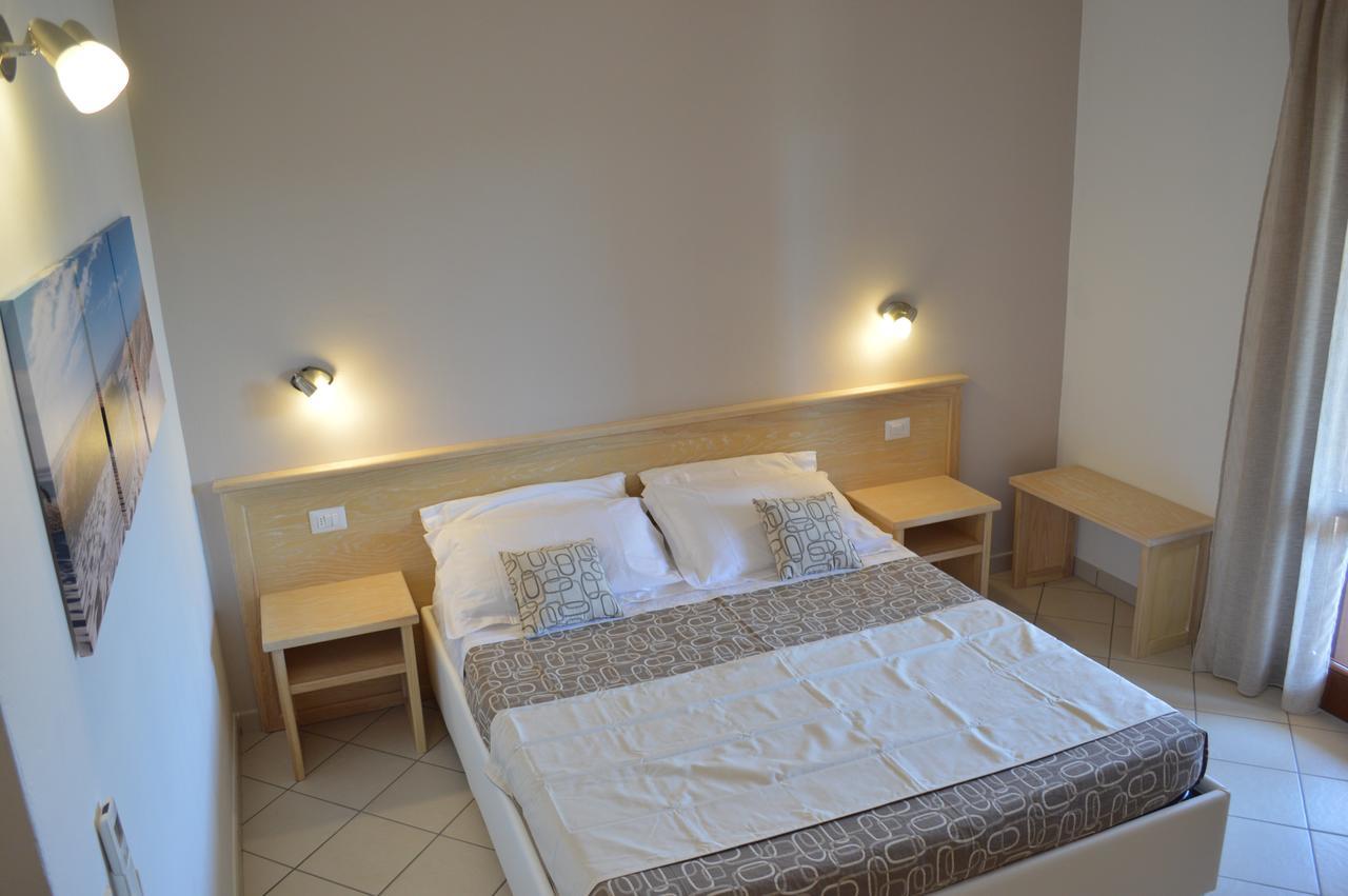 Guest Rooms Affittacamere Сан Теодоро Екстериор снимка